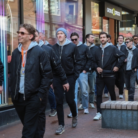 Nijmegen Devils op bezoek bij dugermeester Bruls op het stadhuis.
