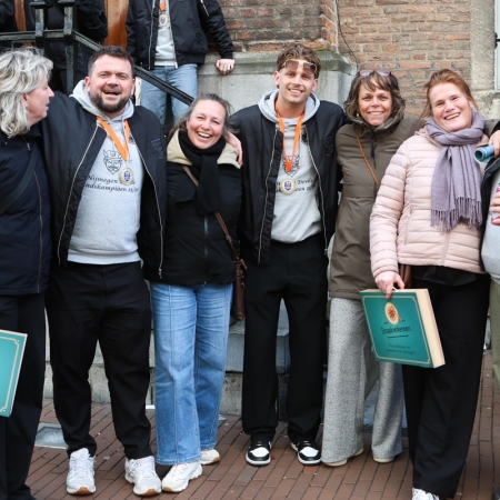 Nijmegen Devils op bezoek bij dugermeester Bruls op het stadhuis.