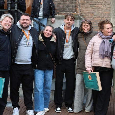 Nijmegen Devils op bezoek bij dugermeester Bruls op het stadhuis.