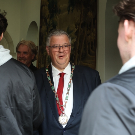 Nijmegen Devils op bezoek bij dugermeester Bruls op het stadhuis.