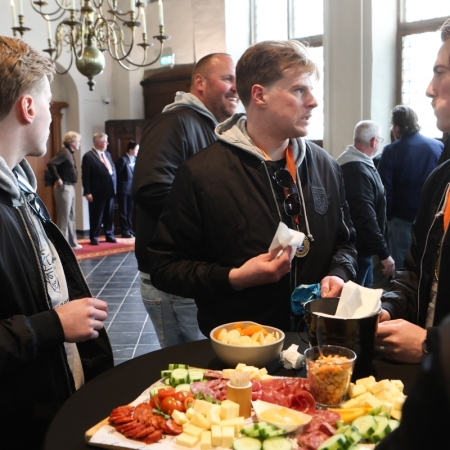 Nijmegen Devils op bezoek bij dugermeester Bruls op het stadhuis.