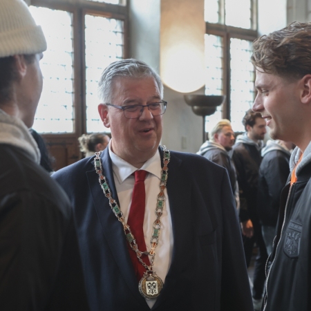 Nijmegen Devils op bezoek bij dugermeester Bruls op het stadhuis.