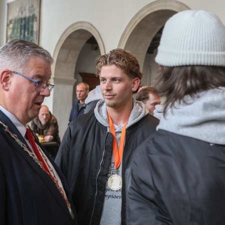 Nijmegen Devils op bezoek bij dugermeester Bruls op het stadhuis.