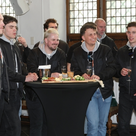 Nijmegen Devils op bezoek bij dugermeester Bruls op het stadhuis.