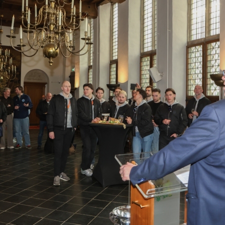 Nijmegen Devils op bezoek bij dugermeester Bruls op het stadhuis.