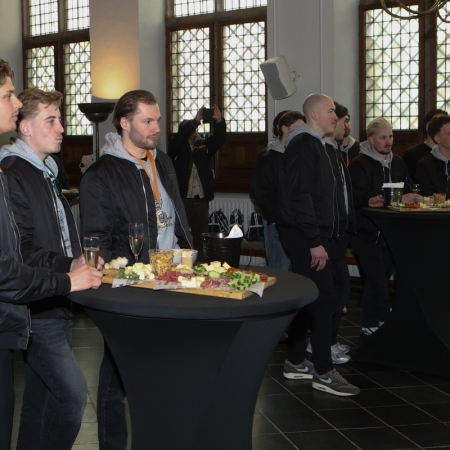 Nijmegen Devils op bezoek bij dugermeester Bruls op het stadhuis.