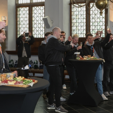 Nijmegen Devils op bezoek bij dugermeester Bruls op het stadhuis.