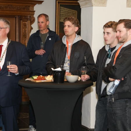 Nijmegen Devils op bezoek bij dugermeester Bruls op het stadhuis.