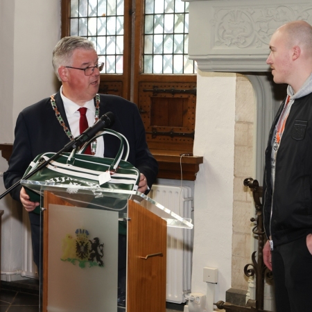 Nijmegen Devils op bezoek bij dugermeester Bruls op het stadhuis.