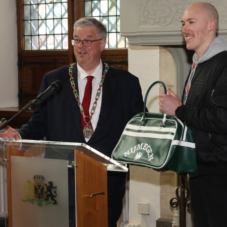 Nijmegen Devils op bezoek bij dugermeester Bruls op het stadhuis.