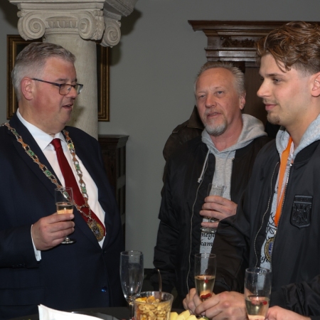 Nijmegen Devils op bezoek bij dugermeester Bruls op het stadhuis.