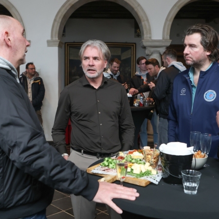 Nijmegen Devils op bezoek bij dugermeester Bruls op het stadhuis.