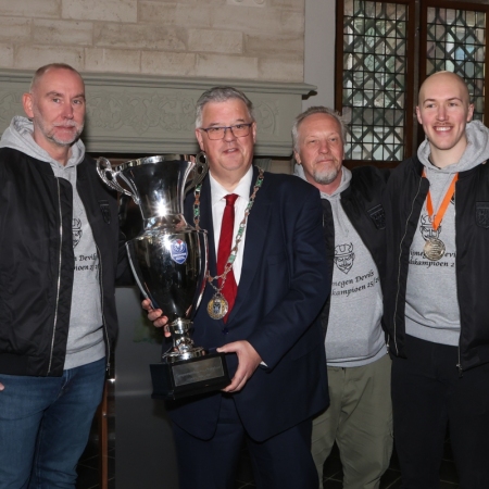 Nijmegen Devils op bezoek bij dugermeester Bruls op het stadhuis.