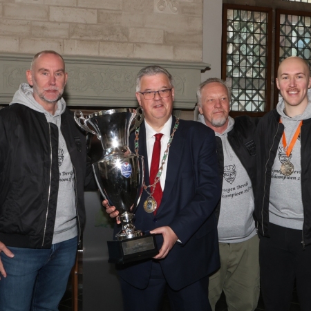 Nijmegen Devils op bezoek bij dugermeester Bruls op het stadhuis.