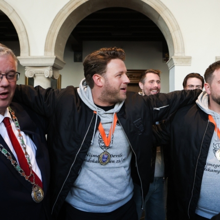 Nijmegen Devils op bezoek bij dugermeester Bruls op het stadhuis.