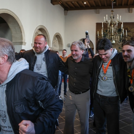 Nijmegen Devils op bezoek bij dugermeester Bruls op het stadhuis.