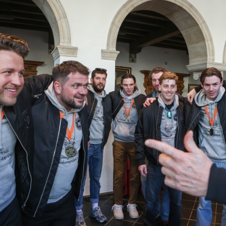 Nijmegen Devils op bezoek bij dugermeester Bruls op het stadhuis.