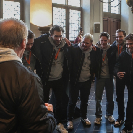 Nijmegen Devils op bezoek bij dugermeester Bruls op het stadhuis.