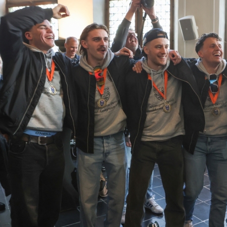 Nijmegen Devils op bezoek bij dugermeester Bruls op het stadhuis.
