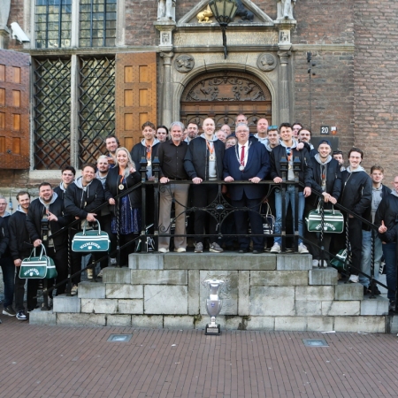 Nijmegen Devils op bezoek bij dugermeester Bruls op het stadhuis.