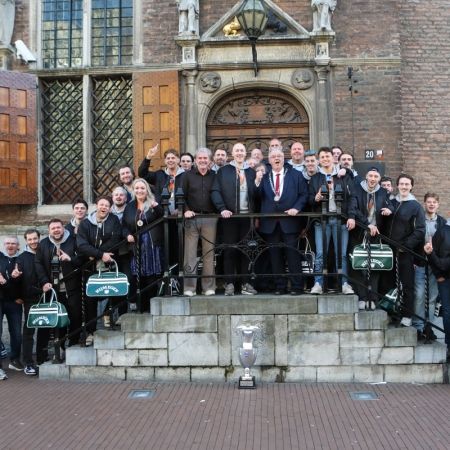 Nijmegen Devils op bezoek bij dugermeester Bruls op het stadhuis.