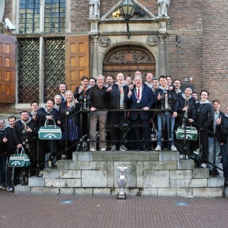 Nijmegen Devils op bezoek bij dugermeester Bruls op het stadhuis.