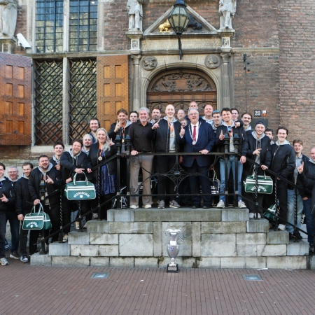 Nijmegen Devils op bezoek bij dugermeester Bruls op het stadhuis.