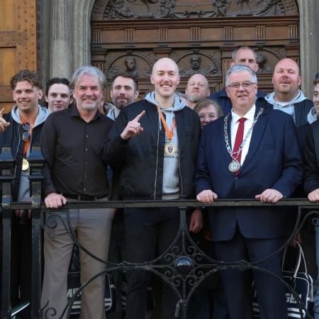 Nijmegen Devils op bezoek bij dugermeester Bruls op het stadhuis.