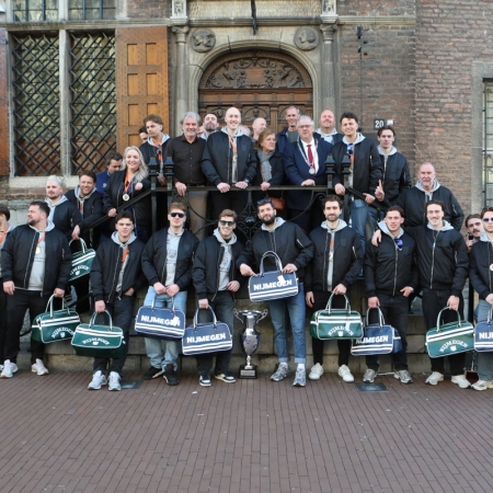 Nijmegen Devils op bezoek bij dugermeester Bruls op het stadhuis.