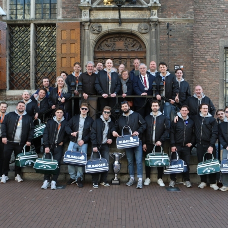 Nijmegen Devils op bezoek bij dugermeester Bruls op het stadhuis.