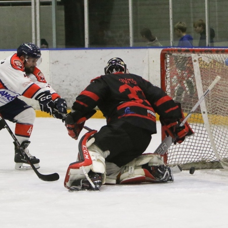 Levi Houkes prikt puck binnen  stand 0-2