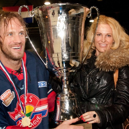 Marcel Kars toont trots de beker