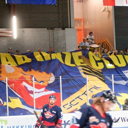 Tulburg met hun spandoek