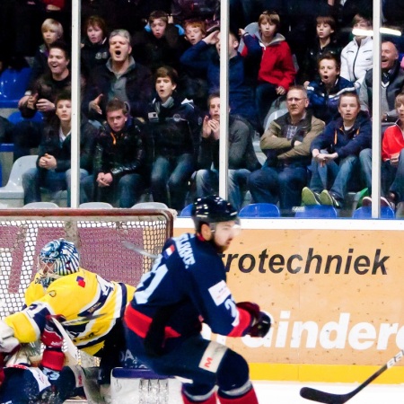 T.J. Caig ligt onder Billy Blase