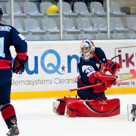 Tim Knudsen ziet puck binnen vliegen