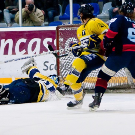 Het doelnet verraadt de treffer. De puck kwam van de stick van Phil Aucoin