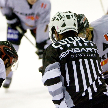 Linesman Cuijpers met een face off