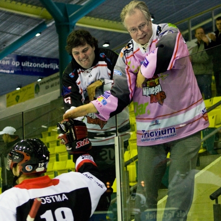 Supporters aan de glaswand