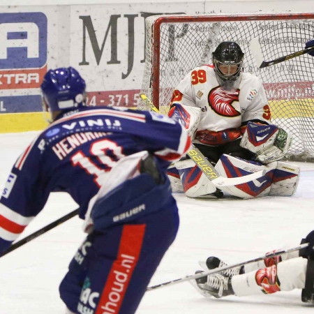 schot gestopt door de goalie van Den Bosch