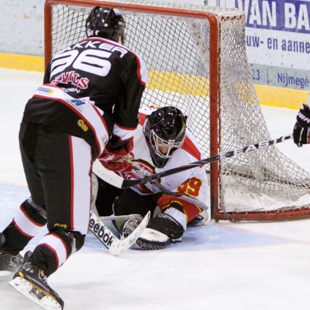 Chajim Bakker met een schot op goal