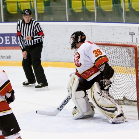 Dave Stappershoefkan de puck hard achter Thijs van Oosterhout schieten. Referee Jeroen Hesselberth maakt aanstalten om het doelpunt goed te keuren