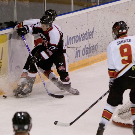 Peter Vissers strijdend voor de puck