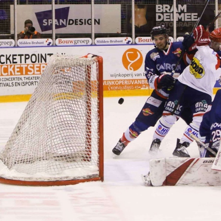 De puck komt terug uit het dak van de goal