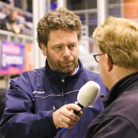 Joep Meijssen met zijn verslag in de pauzes bij Ferdinand van Sportbroadcasting die voor de beelden van deze wedstrijd verzorgde.