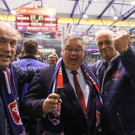 Terwijl de laatste seconden wegtikken en Ross John Reed de empty netter binnenschiet zijn Hans Cleijne, Burgemeeste Bruls en Joop Vullers aan het feest begonnen.