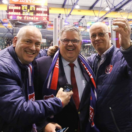 Terwijl de laatste seconden wegtikken en Ross John Reed de empty netter binnenschiet zijn Hans Cleijne, Burgemeeste Bruls en Joop Vullers aan het feest begonnen.