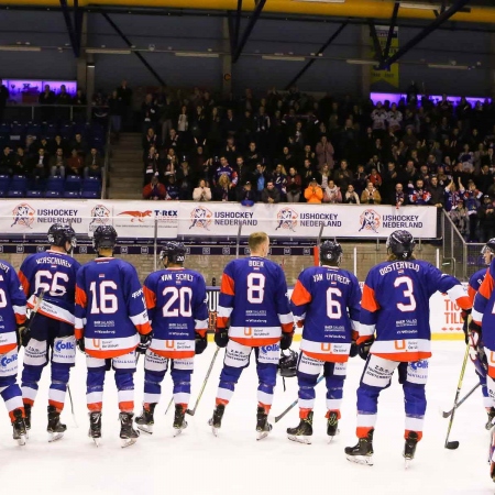 Team den Haag neemt afscheid van de  meegekomen supporters.