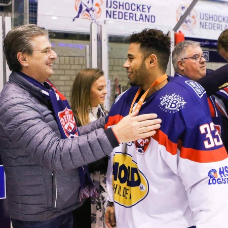 Na het omhangen een bedankje voor Deniz Mollen