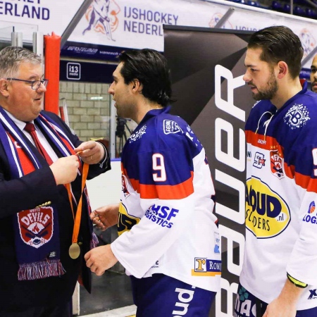 Branden Eden ontvangt de medaille uit handen van Burgemeester Bruls.