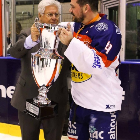 Levi Houkes ontvangt de beker.